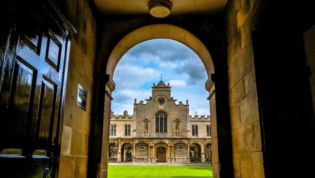 读一年牛津剑桥本科得花多少钱？建议准备50万原因是。。。